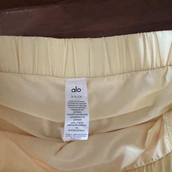 ALO Yoga Micro plisse tennis Skirt in lemon ice - Picture 3 of 4